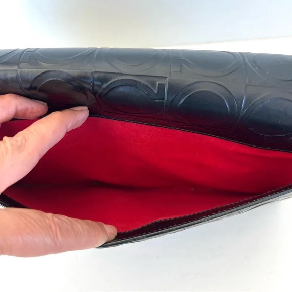 SALVATORE FERRAGAMO Black Smooth Leather Signature Gancini Pattern Shoulder Bag